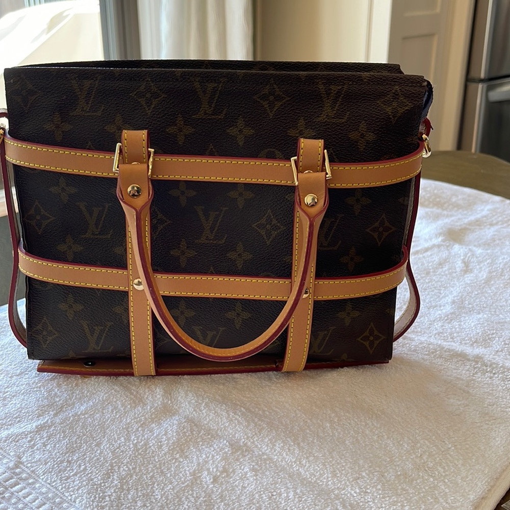 Louis Vuitton Toiletry #26 bah with carrier.